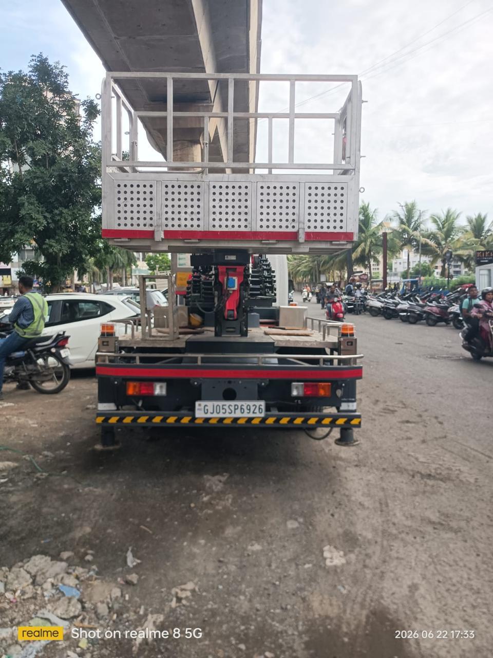Truck mounted sky lift